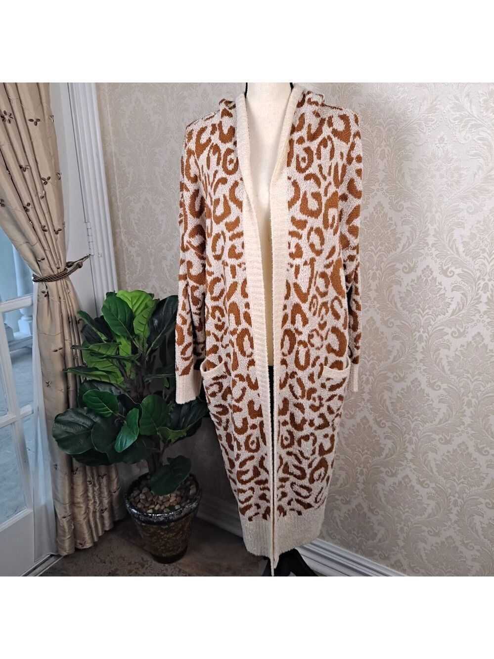 French Violet Boutique Size Large Long Open Leopard Print Cardigan Cream/Tan EUC